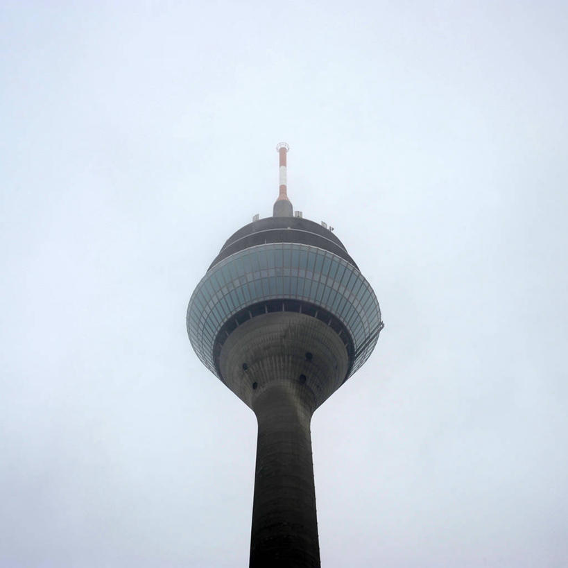 无人,方图,室外,白天,留白,仰视,通讯,雾,建筑,德国,现代,摄影,德国文化,无线电通信塔,杜塞尔多夫,莱茵通讯塔,彩图,低角度拍摄,旅行