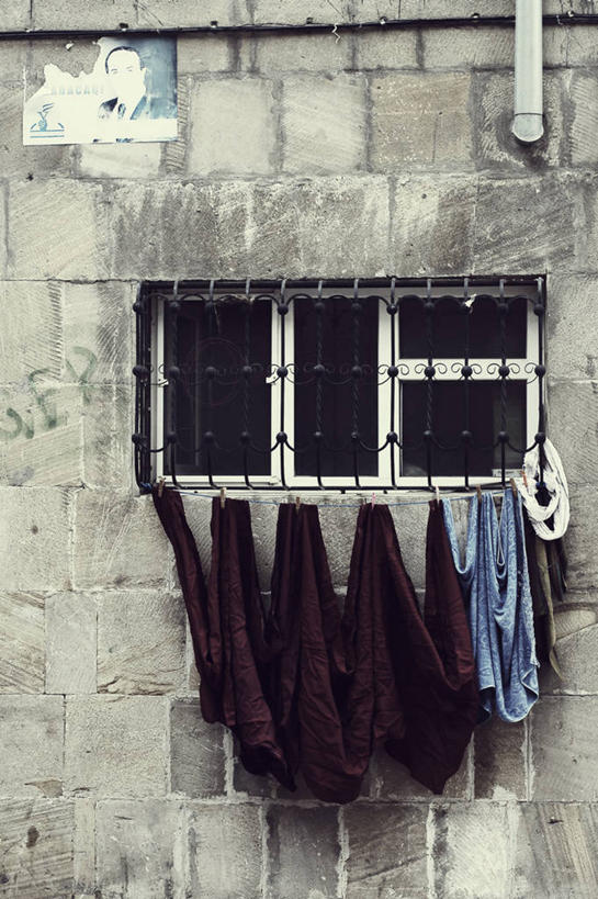 无人,竖图,室外,白天,烟囱,窗户,阿塞拜疆,吊挂,悬挂,毯子,首都,挂,洗衣服,蓝色,紫色,灰色,摄影,住房,巴库,彩图,全画面,全框架,全帧,全画幅