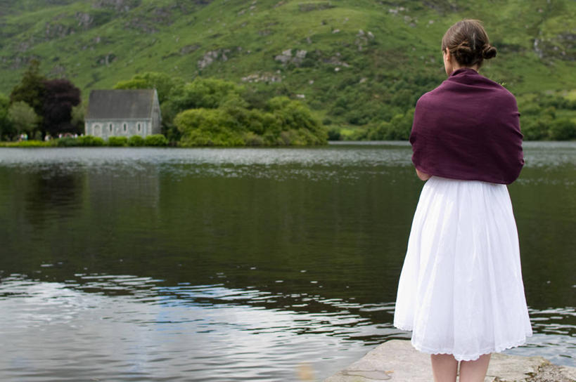 西方人,成年人,中年人,一个人,教堂,站,横图,室外,白天,留白,裙子,美景,山,重庆,爱尔兰,欧洲,中国,欧洲人,亚洲,仅一个女性,仅一个人,房屋,地形,景观,草,背面,自然,围巾,船尾波,仅一个中年女性,景色,摄影,发髻,自然风光,东亚,中华人民共和国,西南地区,重庆市,渝,万州区,科克郡,山城,女人,女性,中年女性,白种人,彩图,独处,李河镇