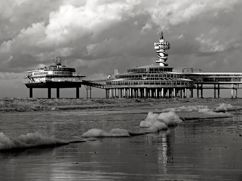 无人,码头,横图,黑白,室外,白天,海浪,建筑,荷兰,反射,云,塔,波浪,摄影,宁静,海滩,斯海弗宁恩