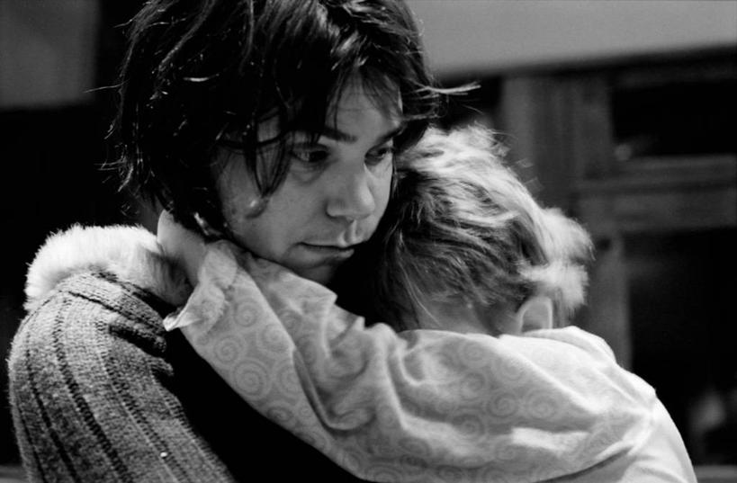 西方人,儿童,成年人,中年人,脸,头,脸颊,两个人,家庭,母亲,横图,黑白,室内,特写,纯洁,欧洲,美国,欧洲人,休闲装,肩膀,小孩,疲倦,温暖,温馨,一家人,可爱,童年,童趣,搭,摄影,和睦,疲劳,疲惫,搭着,关爱,运送,困乏,童真,烂漫,无邪,俄勒冈州,疲乏,委顿,疲困,疲顿,疲钝,倦怠,怠倦,天真,中年女性,白种人,孩子,头部,脸部,脸蛋,面部,融洽