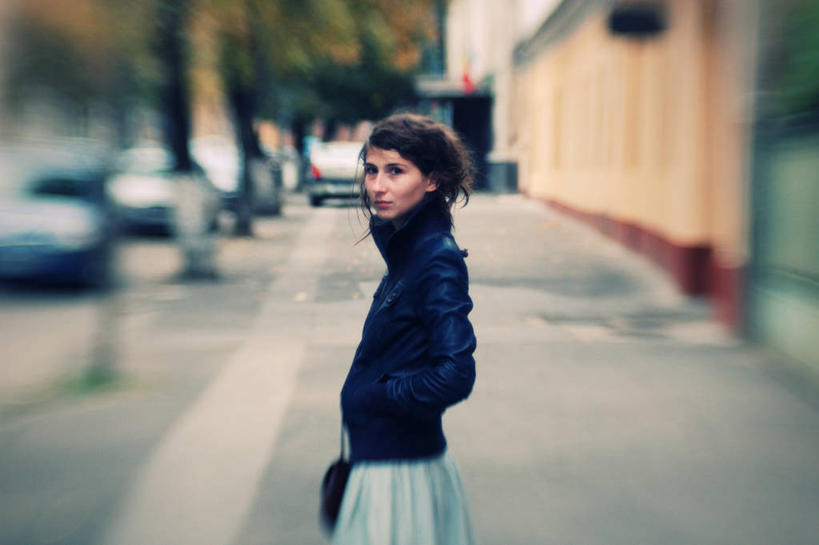 西方人,成年人,一个人,站,横图,室外,白天,侧面,裙子,欧洲,罗马尼亚,欧洲人,仅一个年轻女性,仅一个女性,仅一个人,人行道,摄影,发髻,肖像,手插袋,茄克,克卢日纳波卡,年轻女性,女人,女性,白种人,年轻人,插兜,手插兜,彩图,手抄兜,林荫大道