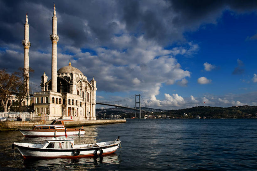 无人,横图,室外,白天,城市,建筑,船,欧洲,云,天空,摄影,宗教,吊桥,尖塔,伊斯兰教,圆顶建筑,清真寺,伊斯坦布尔,欧塔廓伊清真寺,博斯普鲁斯海峡,彩图