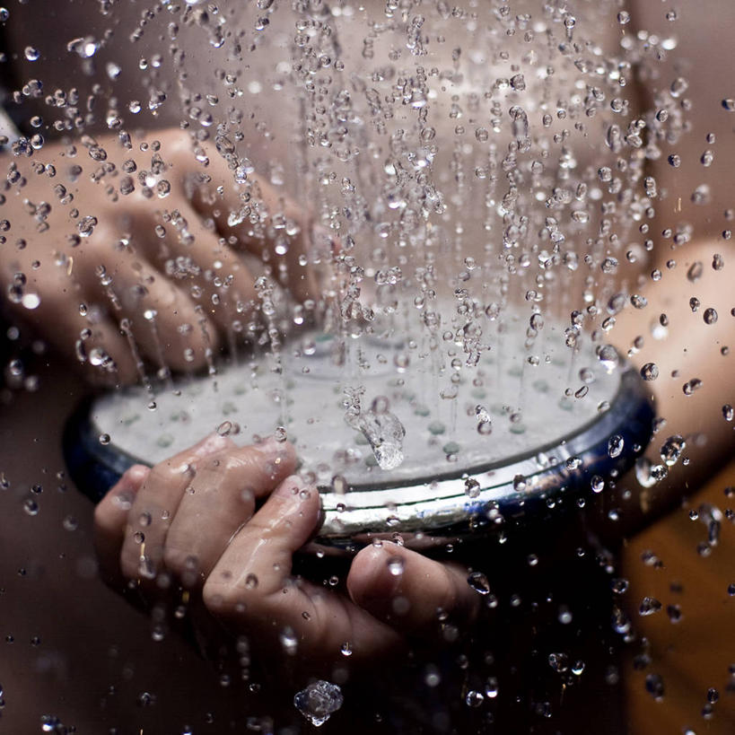 成年人,中年人,一个人,站,方图,室内,正面,浴室,金属制品,美国,仅一个男性,仅一个人,仅一个中年男性,淋浴,喷,金属,水滴,拿着,摄影,落下,卫生,颠倒,淋浴头,男人,男性,中年男性,彩图