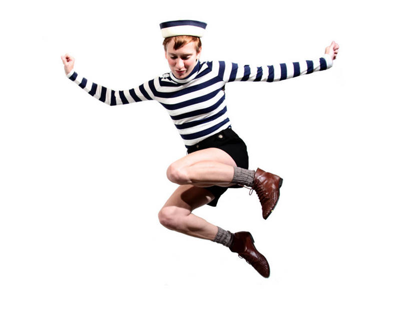 西方人,成年人,一个人,跳,举,横图,白色背景,正面,欧洲,欧洲人,仅一个年轻女性,仅一个女性,仅一个人,条纹,短裤,半空,注视,观察,看,托,摄影,观看,察看,关注,水手帽,无忧无虑,年轻女性,女人,女性,白种人,年轻人,举起,举手,举着,向上举,向上伸,向上托,彩图,影棚拍摄,短发