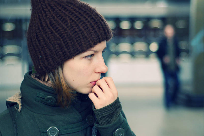 西方人,成年人,脸,头,脸颊,一个人,横图,室内,侧面,欧洲,欧洲人,仅一个年轻女性,仅一个女性,仅一个人,撑,首都,托腮,外套,肩膀,托,鸭舌帽,摄影,托下巴,等,捷克共和国,布拉格,年轻女性,女人,女性,白种人,年轻人,头部,脸部,脸蛋,面部,彩图,高领毛衣