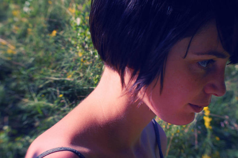 西方人,成年人,脸,头,脸颊,头发,一个人,横图,室外,白天,侧面,旅游,度假,草地,美景,欧洲,罗马尼亚,欧洲人,仅一个年轻女性,仅一个女性,仅一个人,背心,景观,娱乐,肩膀,黑色,自然,享受,休闲,景色,放松,摄影,宁静,部分,自然风光,写实,克卢日纳波卡,年轻女性,女人,女性,白种人,年轻人,头部,脸部,脸蛋,面部,彩图,短发