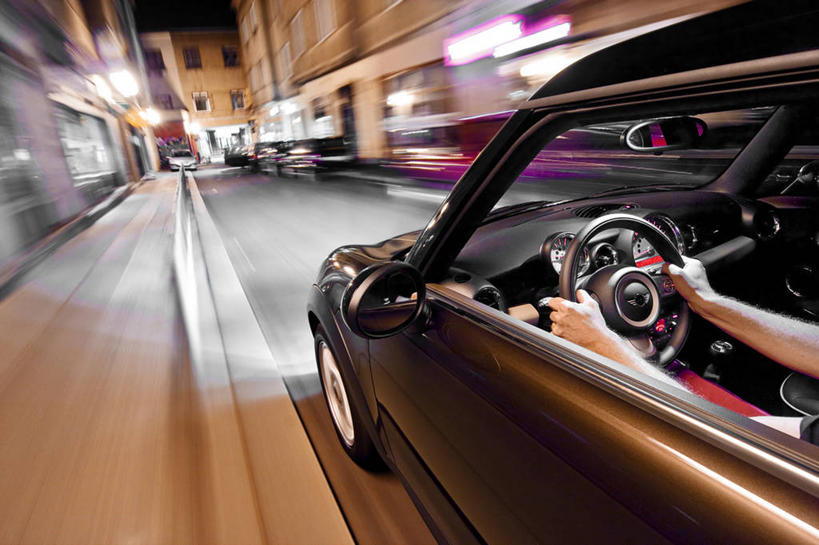 成年人,手,一个人,坐,横图,室外,夜晚,运动模糊,自由,城市,道路,建筑,街道,路,公路,汽车,克罗地亚,仅一个男性,仅一个人,交通,仅一个年轻男性,车轮,驾驶,运输,人体,摄影,部分,照亮,男人,男性,年轻男性,年轻人,马路,彩图,宝马迷你