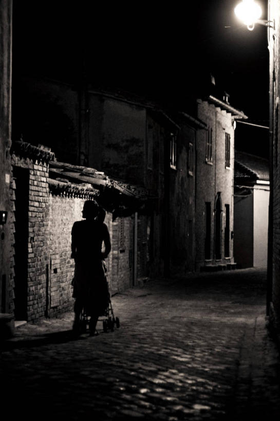 成年人,中年人,一个人,拉,竖图,黑白,室外,夜晚,寂寞,神秘,意大利,仅一个女性,仅一个人,灯笼,城镇,人行道,背面,仅一个中年女性,摄影,照亮,乌比诺,女人,女性,中年女性,步行,独处