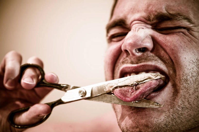 西方人,成年人,中年人,嘴,手,一个人,笑,微笑,横图,室内,残酷,欧洲,欧洲人,仅一个男性,仅一个人,仅一个中年男性,剪刀,扭曲,拿着,伸舌头,眯眼,眯,摄影,头像,痛苦,切断,暴虐,残暴,惨酷,严酷,男人,男性,中年男性,白种人,舌头,口,口腔,嘴巴,嘴唇,闭着眼睛,彩图,精神疾病,胡茬