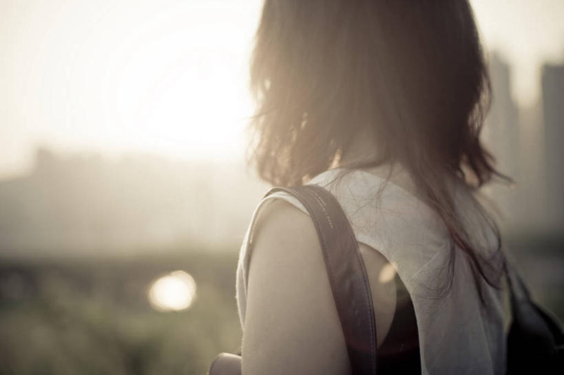 成年人,脸,头,脸颊,头发,一个人,横图,室外,特写,白天,城市,香港,日光,仅一个年轻女性,仅一个女性,仅一个人,背心,黎明,肩膀,背面,黑色,摄影,年轻女性,女人,女性,年轻人,头部,脸部,脸蛋,面部,彩图,乱发