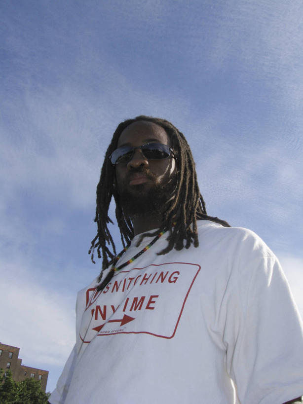 成年人,头发,一个人,竖图,室外,白天,仰视,骄傲,信心,日光,美国,仅一个男性,仅一个人,T恤,休闲装,仅一个年轻男性,黑色,太阳镜,摄影,英文字母,宁静,肖像,布鲁克林,男人,男性,年轻男性,非洲人,年轻人,半身,彩图,低角度拍摄,雷鬼头