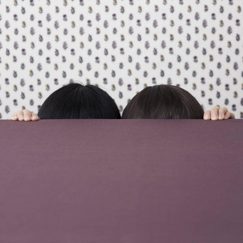 头,两个人,方图,留白,纯洁,壁纸,家具,并排,墙,顶部,手指,可爱,童年,童趣,人体,摄影,隐藏,捉迷藏,童真,烂漫,无邪,恶作剧,式样,天真,头部,彩图,影棚拍摄