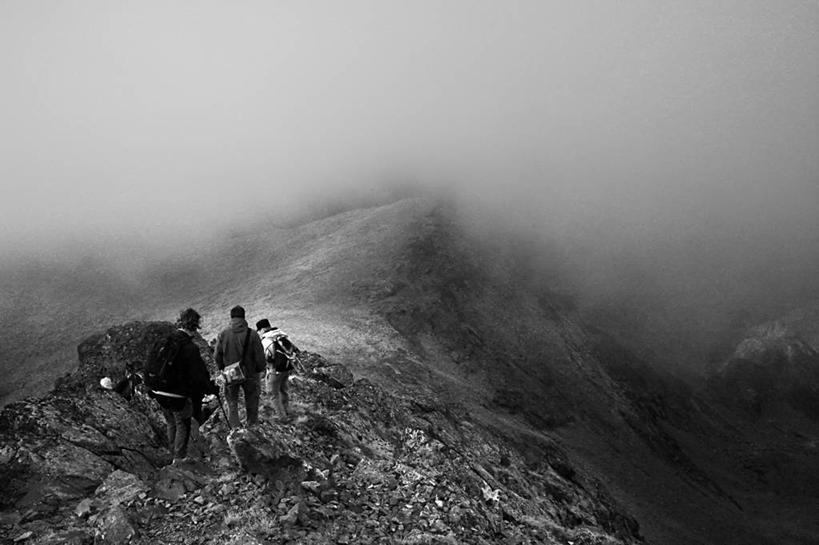 三个人,横图,黑白,室外,神秘,山,雾,行人,游客,游人,路人,旅客,背面,摄影,宁静,前南斯拉夫,科索沃,过客,岩石,休闲活动,步行