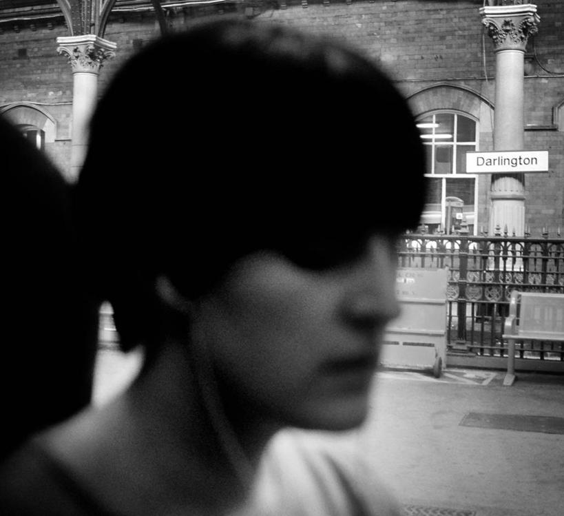 西方人,成年人,脸,头,脸颊,一个人,坐,横图,黑白,室外,侧面,旅途,建筑业,车站,英国,欧洲,欧洲人,仅一个年轻女性,仅一个女性,仅一个人,柱子,听,肩膀,耳机,放松,运输,摄影,达勒姆郡,年轻女性,女人,女性,白种人,年轻人,头部,脸部,脸蛋,面部