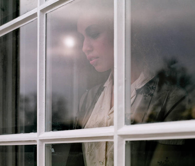 成年人,一个人,站,横图,室外,白天,衬衫,窗户,英国,仅一个年轻女性,仅一个女性,仅一个人,反射,注视,观察,看,摄影,观看,察看,关注,等,年轻女性,女人,女性,年轻人,半身,彩图,独处