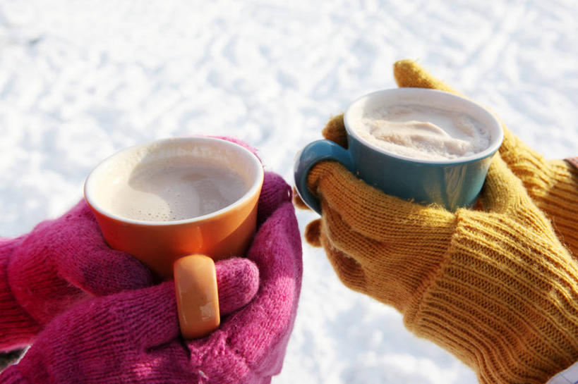 手,两个人,横图,室外,白天,雪,英国,冬天,首都,热,拿着,手套,寒冷,人体,摄影,部分,享乐,热饮,热可可,彩图