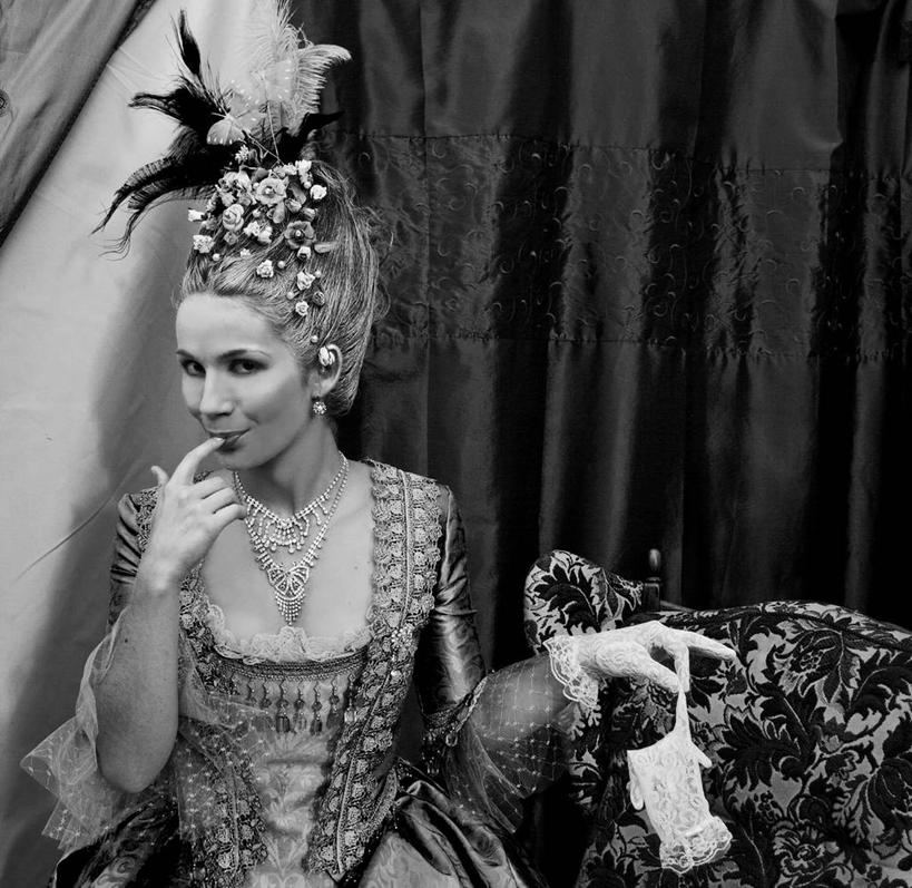 西方人,成年人,一个人,摸,横图,黑白,室内,白天,正面,项链,欧洲,纳米比亚,欧洲人,仅一个年轻女性,仅一个女性,仅一个人,抚摸,正装,首都,摄影,肖像,法国文化,皇室,温得和克,洛可可风格,年轻女性,女人,女性,白种人,年轻人,触摸,接触,半身,哈布斯堡王朝