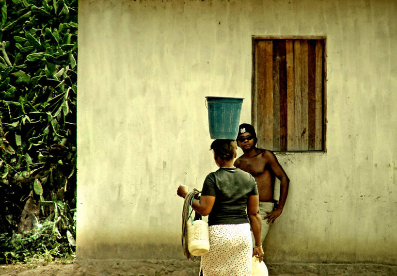 成年人,两个人,横图,室外,白天,巴西,工作,篮子,拿着,裸露,靠,靠着,摄影,观看,裸,巴伊亚州,年轻男性,年轻女性,非洲人,年轻人,步行,平等,传统文化