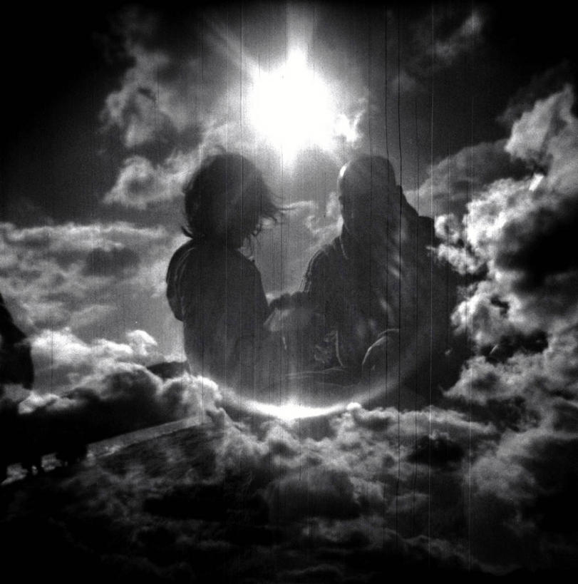 儿童,成年人,中年人,两个人,家庭,父亲,女儿,坐,竖图,黑白,室外,白天,镜头眩光,纯洁,太阳,日光,云,小孩,温暖,温馨,一家人,可爱,童年,童趣,摄影,和睦,剪影,童真,烂漫,无邪,计算机制图,耀斑,脱发,灵性,士嘉堡,天真,女孩,中年男性,孩子,神,融洽,乱发