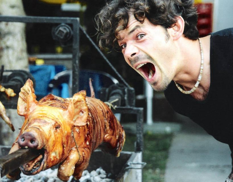 西方人,成年人,中年人,脸,头,脸颊,一个人,横图,室外,白天,猪,欧洲,欧洲人,仅一个男性,仅一个人,仅一个中年男性,弯腰,饮食,肩膀,张嘴,摄影,尖叫,幽默,厌恶,张大嘴巴,恶作剧,塞尔维亚,烤串,男人,男性,中年男性,白种人,头部,脸部,脸蛋,面部,张开嘴,彩图