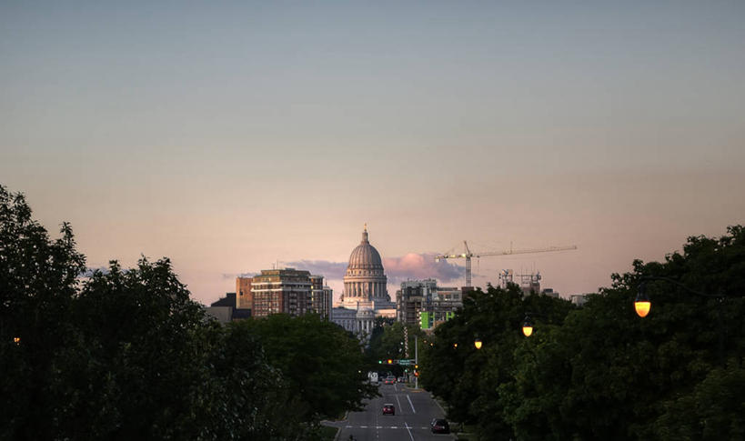 无人,横图,俯视,室外,白天,留白,日落,天际线,建筑,街道,国会大厦,摄影,政府大楼,圆顶建筑,透视图,美国最高法院,落叶树,万里无云,彩图,高角度拍摄