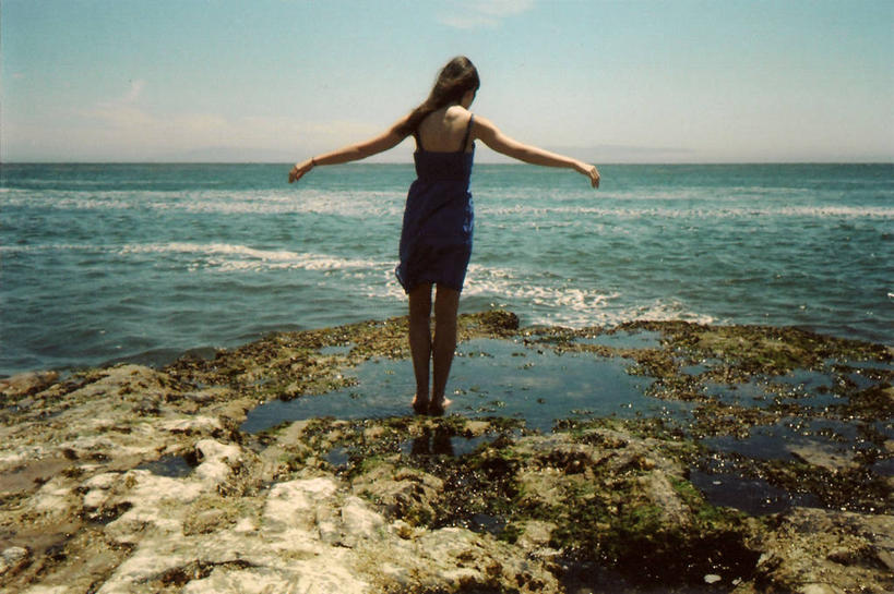 成年人,一个人,站,举,横图,室外,白天,海洋,美景,风,仅一个年轻女性,仅一个女性,仅一个人,景观,水平线,调料,酱料,酱汁,佐料,调味品,调味料,涂抹,酱,背面,自然,托,赤脚,景色,摄影,宁静,自然风光,海景,圣克鲁斯,无忧无虑,年轻女性,女人,女性,年轻人,长发,举起,举手,举着,向上举,向上伸,向上托,彩图,太阳裙