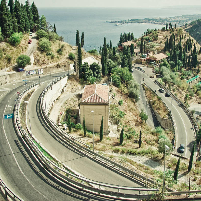 无人,方图,俯视,室外,海洋,山,汽车,地形,水平线,树,运输,摄影,陶尔米纳,彩图,高角度拍摄