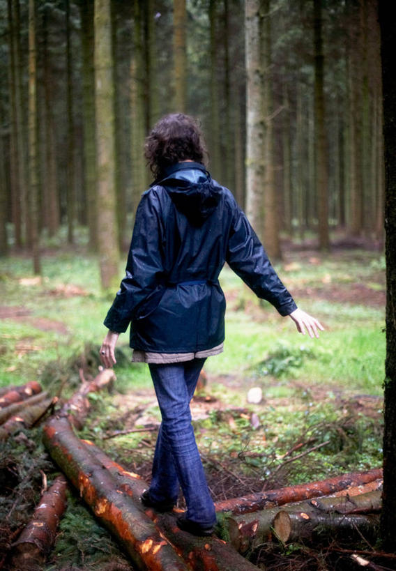 西方人,成年人,中年人,头发,一个人,竖图,室外,白天,探险,树林,英国,欧洲,欧洲人,仅一个女性,仅一个人,地形,牛仔裤,休闲装,黑色,自然,仅一个中年女性,平衡,摄影,宁静,圆木,雨衣,冒险,女人,女性,中年女性,白种人,年轻人,步行,彩图,独处