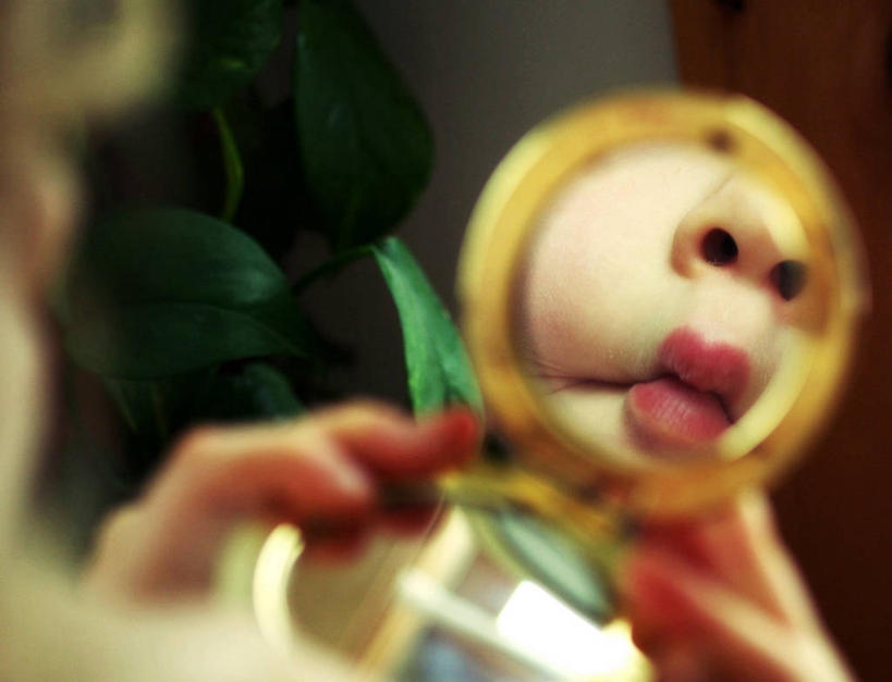 成年人,一个人,横图,室内,白天,美国,仅一个年轻女性,仅一个女性,仅一个人,反射,拿着,唇膏,撅嘴,摄影,幽默,手镜,恶作剧,年轻女性,女人,女性,年轻人,彩图