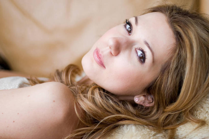 成年人,脸,头,脸颊,头发,一个人,微笑,横图,性感,仅一个年轻女性,仅一个女性,仅一个人,米色背景,肩膀,金色,摄影,肖像,尤物,年轻女性,女人,女性,年轻人,头部,脸部,脸蛋,面部,仰卧,彩图,影棚拍摄,美人,俄罗斯人