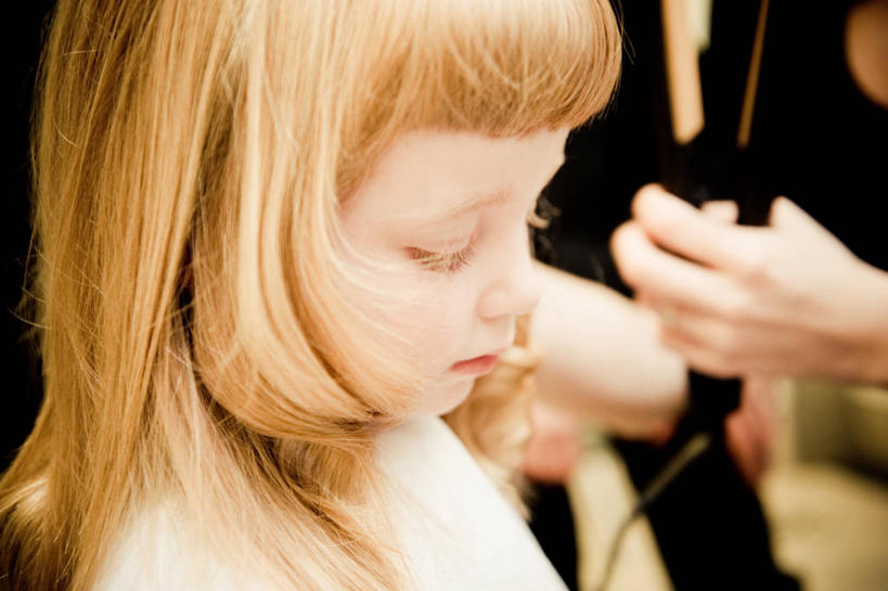 西方人,儿童,成年人,脸,头,脸颊,头发,两个人,横图,俯视,室内,侧面,纯洁,欧洲,欧洲人,首都,拿着,注视,肩膀,小孩,观察,看,金色,可爱,童年,童趣,摄影,观看,察看,关注,童真,直发器,烂漫,无邪,美化,天真,女孩,女人,白种人,孩子,头部,脸部,脸蛋,面部,美发师,彩图,高角度拍摄