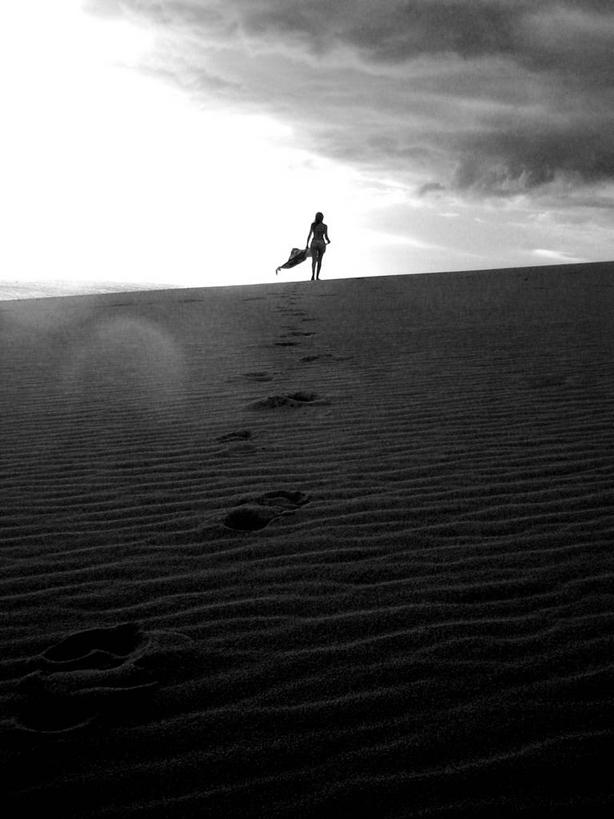 成年人,一个人,竖图,黑白,室外,白天,留白,旅游,度假,寂寞,美景,沙漠,风,巴西,仅一个女性,脚印,波纹,景观,乌云,娱乐,自然,围巾,享受,休闲,景色,南美,放松,摄影,宁静,南美洲,拉丁美洲,自然风光,美洲,剪影,巴西联邦共和国,亚美利加洲,南亚美利加洲,塞阿拉,塞阿拉州,塞阿腊,步行,独处