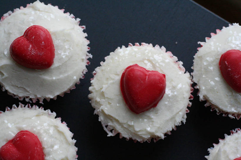 无人,横图,俯视,室内,白天,美国,情人节,五个,许多,圆形,饮食,红色,白色,摄影,北美,北美洲,美洲,北亚美利加洲,亚美利加洲,密歇根,密歇根州,貂熊州,狼獾之州,狼獾州,安娜堡,纸托蛋糕,想法,心型,彩图,高角度拍摄,爱,美利坚合众国