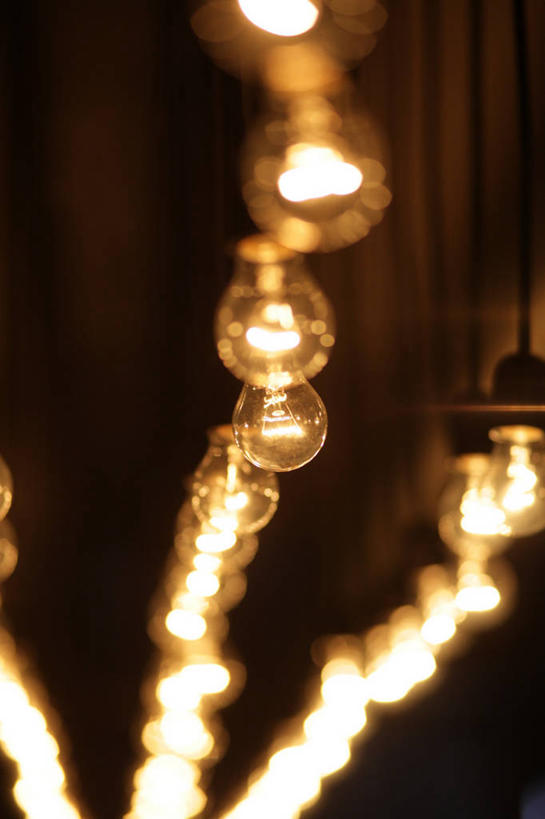 无人,竖图,室内,特写,天花板,一排,吊挂,悬挂,整齐,光亮,挂,排列,摄影,电,电灯泡,照明设备,队列,彩图