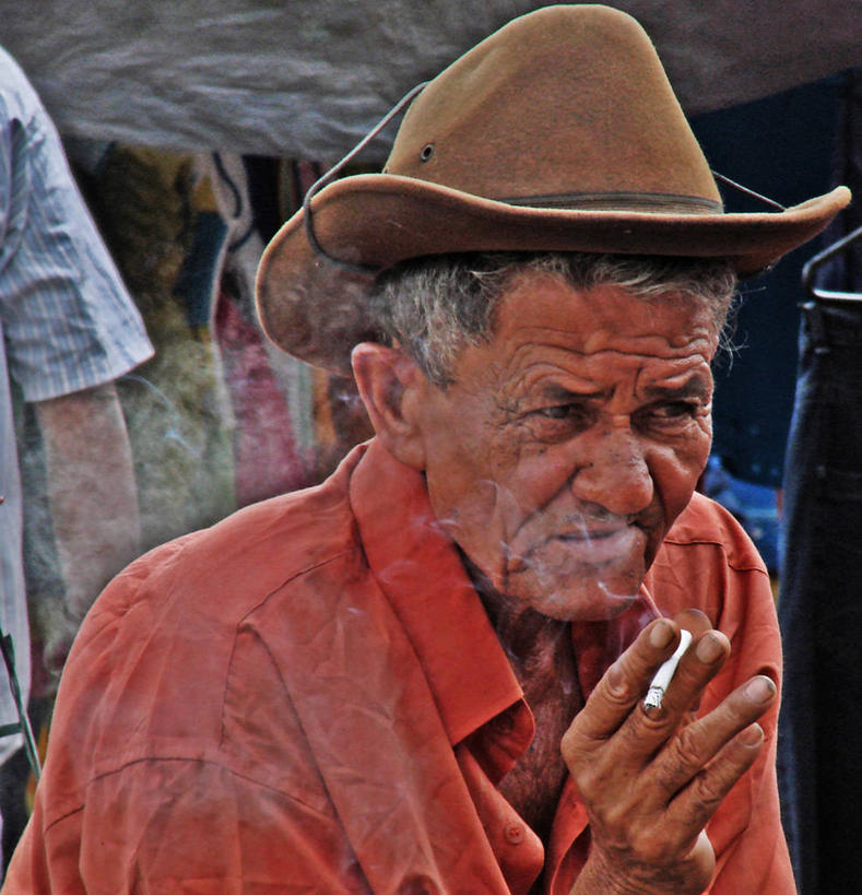 成年人,老年人,脸,头,脸颊,皱纹,一个人,吸烟,竖图,室外,特写,白天,衬衫,香烟,巴西,仅一个男性,仅一个人,拿着,肩膀,仅一个老年男性,牛仔帽,摄影,上瘾,巴伊亚州,老年男性,男人,男性,头部,脸部,脸蛋,面部,彩图,性格