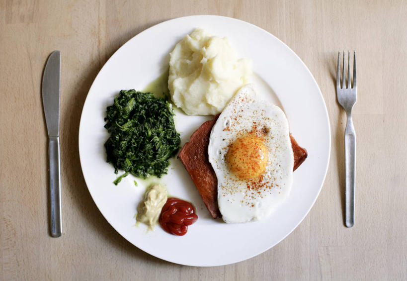 芥末,无人,横图,俯视,室内,特写,餐桌,菠菜,德国,丰富,叉,煎蛋,番茄酱,饮食,盘子,摄影,餐刀,德国文化,彩图,高角度拍摄