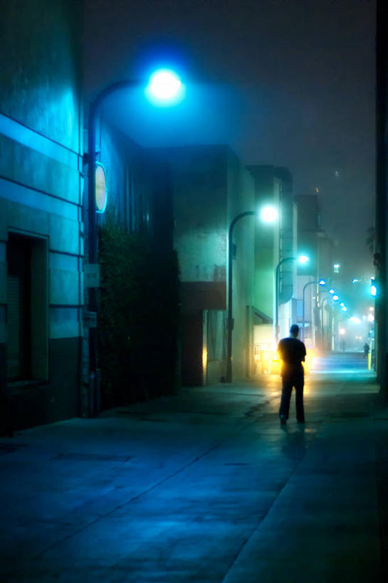 成年人,一个人,站,竖图,室外,夜晚,神秘,城市,道路,街道,路,路灯,公路,美国,仅一个男性,交通,摄影,照亮,加利福尼亚,剪影,圣莫尼卡,马路,彩图,独处