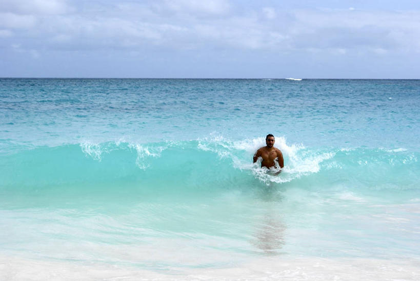 游泳,西方人,成年人,一个人,横图,室外,白天,正面,运动,海洋,墨西哥,欧洲,欧洲人,仅一个男性,仅一个人,水平线,云,裸露,仅一个年轻男性,自然,波浪,摄影,享乐,拉丁美洲,裸,海景,图伦,冒险,男人,男性,年轻男性,白种人,年轻人,休闲活动,半身,彩图