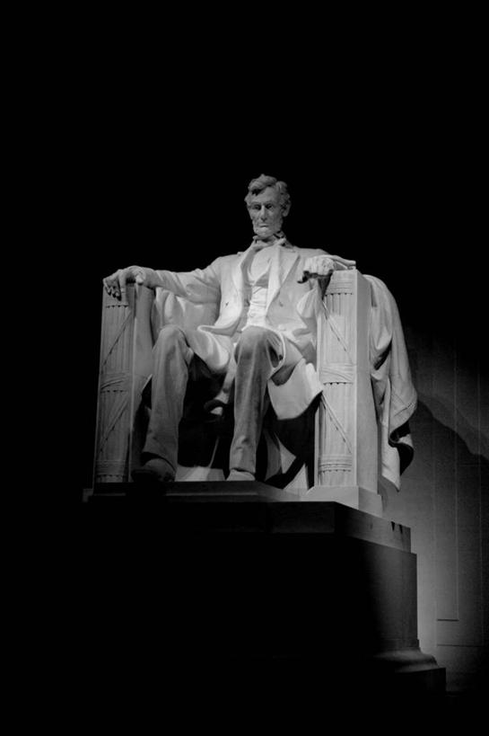 无人,坐,竖图,黑白,夜晚,留白,美国,标志,雕像,符号,首都,历史,标识,摄影,照亮,美国文化,华盛顿特区,林肯纪念碑,爱国主义,性别符号,美术工艺,男性符号