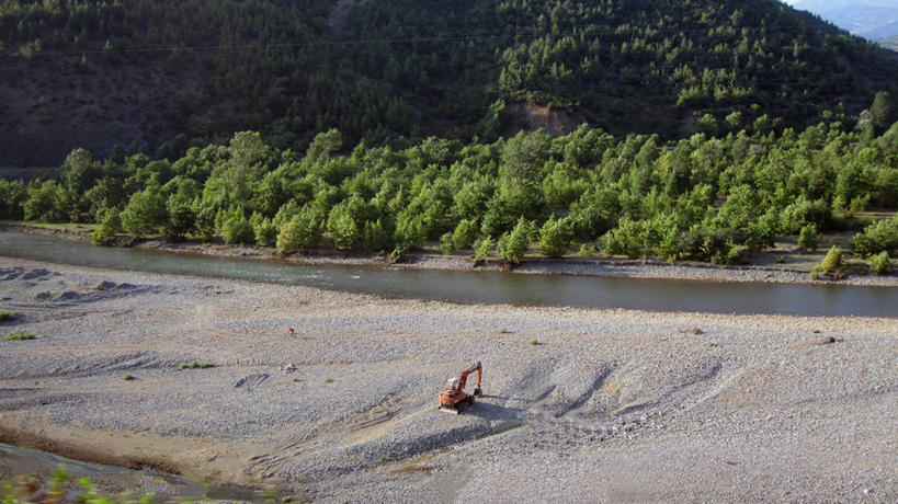 无人,横图,俯视,室内,白天,旅游,度假,河流,美景,森林,山,阿尔巴尼亚,沙子,河岸,景观,山谷,娱乐,自然,沙洲,享受,休闲,景色,放松,摄影,宁静,环境,自然风光,堆土机,彩图,高角度拍摄