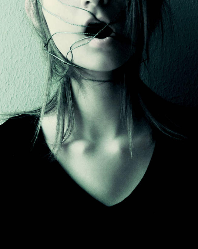 儿童,少年,脖子,一个人,竖图,黑白,室内,特写,纯洁,仅一个男性,仅一个年轻女性,仅一个女性,仅一个人,朦胧,模糊,仅一个年轻男性,小孩,张嘴,可爱,童年,童趣,人体,摄影,尖叫,V领,恐怖,肖像,张大嘴巴,童真,烂漫,无邪,天真,男人,男性,年轻男性,年轻女性,女人,女性,孩子,长发,张开嘴