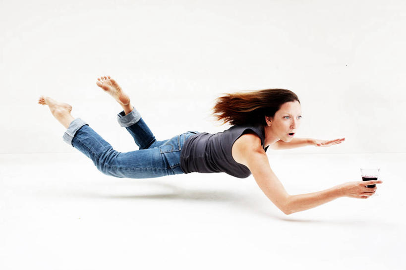 葡萄酒,西方人,成年人,中年人,一个人,横图,白天,白色背景,欧洲,欧洲人,仅一个女性,仅一个人,漂浮,背心,拿着,牛仔裤,休闲装,张嘴,仅一个中年女性,赤脚,摄影,惊奇,葡萄酒杯,肖像,张大嘴巴,女人,女性,中年女性,白种人,长发,张开嘴,彩图,影棚拍摄,乱发