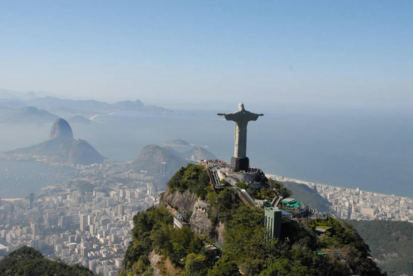 举,横图,俯视,航拍,室外,度假,美景,山,城市风光,城市,日光,巴西,标志,雕像,符号,景观,娱乐,标识,天空,地标建筑,托,享受,休闲,景色,放松,摄影,宗教,巨大,庞大,灌木,基督,基督教,鸟瞰,天主教,里约热内卢,耶稣,救世主,性别符号,基利斯督,弥赛亚,默西亚,宏大,硕大,伟大,岩石,举起,举手,举着,向上举,向上伸,向上托,彩图,高角度拍摄,哥卡华都山,男性符号