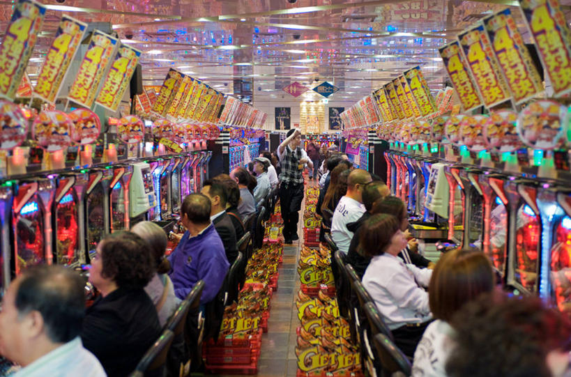 成年人,站,坐,横图,室内,白天,消失点,赌博,技术,日本,一排,整齐,许多人,排列,一群人,摄影,照亮,专心,队列,老虎机,大阪府,男人,女人,休闲活动,彩图