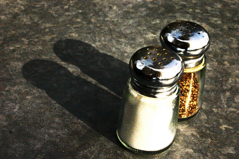 无人,横图,俯视,白天,阴影,灰色背景,透明,金属,粉末,罐子,调料,调味,香料,盐,佐料,胡椒粉,调味品,调味料,调味瓶,饮食,食盐,玻璃制品,两个,玻璃瓶,瓶子,粉,摄影,配料,作料,粉状,粉剂,胡椒,彩图,高角度拍摄,影棚拍摄,古月粉
