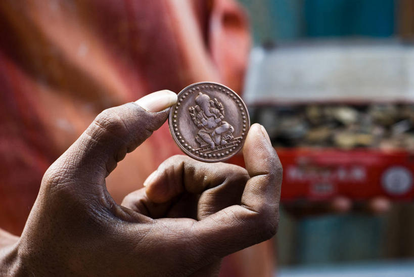 手,一个人,横图,特写,白天,印度,节日,拿着,文化,祈祷,健康,许愿,人体,摄影,宗教,信仰,纪念,部分,祈求,出示,印度文化,卡纳塔克邦,迈索尔,象头神,迦尼萨,平安,硬币,彩图,毗那也迦,毗那夜迦,象鼻财神,象鼻天,障碍神