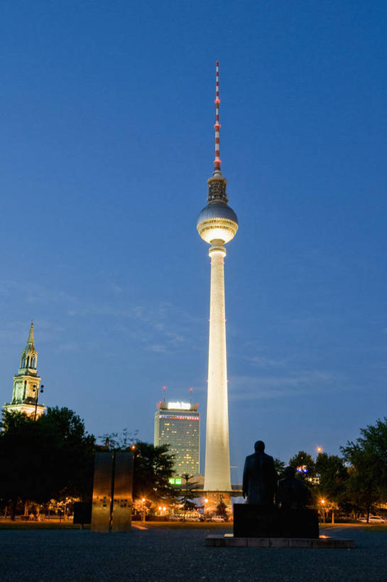 无人,竖图,室外,夜晚,通讯,德国,塔,尖顶,首都,柏林,树,地标建筑,摄影,照亮,剪影,德国文化,无线电通信塔,柏林电视塔,彩图