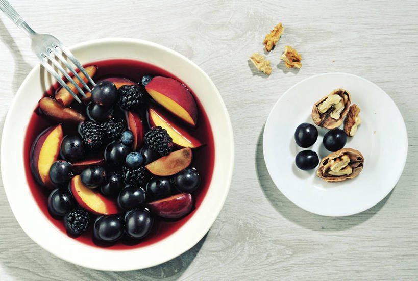 无人,横图,俯视,室内,桌子,法国,巴黎,叉,首都,饮食,盘子,碗,红葡萄酒,桃,摄影,清新,胡桃,黑刺莓,彩图,高角度拍摄,红葡萄