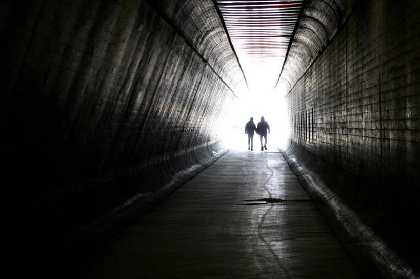 两个人,横图,室内,白天,神秘,城市,日光,德国,朦胧,模糊,并排,隧道,首都,柏林,背面,探索,摄影,建造,透视图,剪影,步行,彩图,伴侣,苦尽甘来